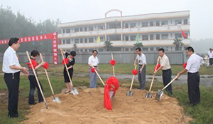 出席占城中心小學“思源樓”奠基儀式
