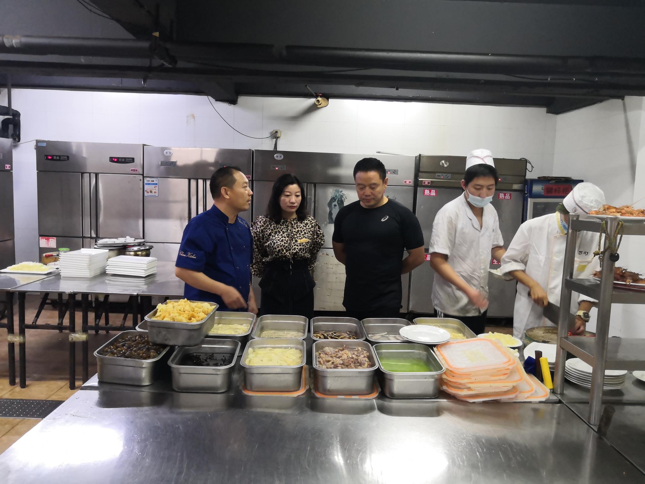 集團公司總經理薦輝蒞臨黃金海岸指導菜品創新工作