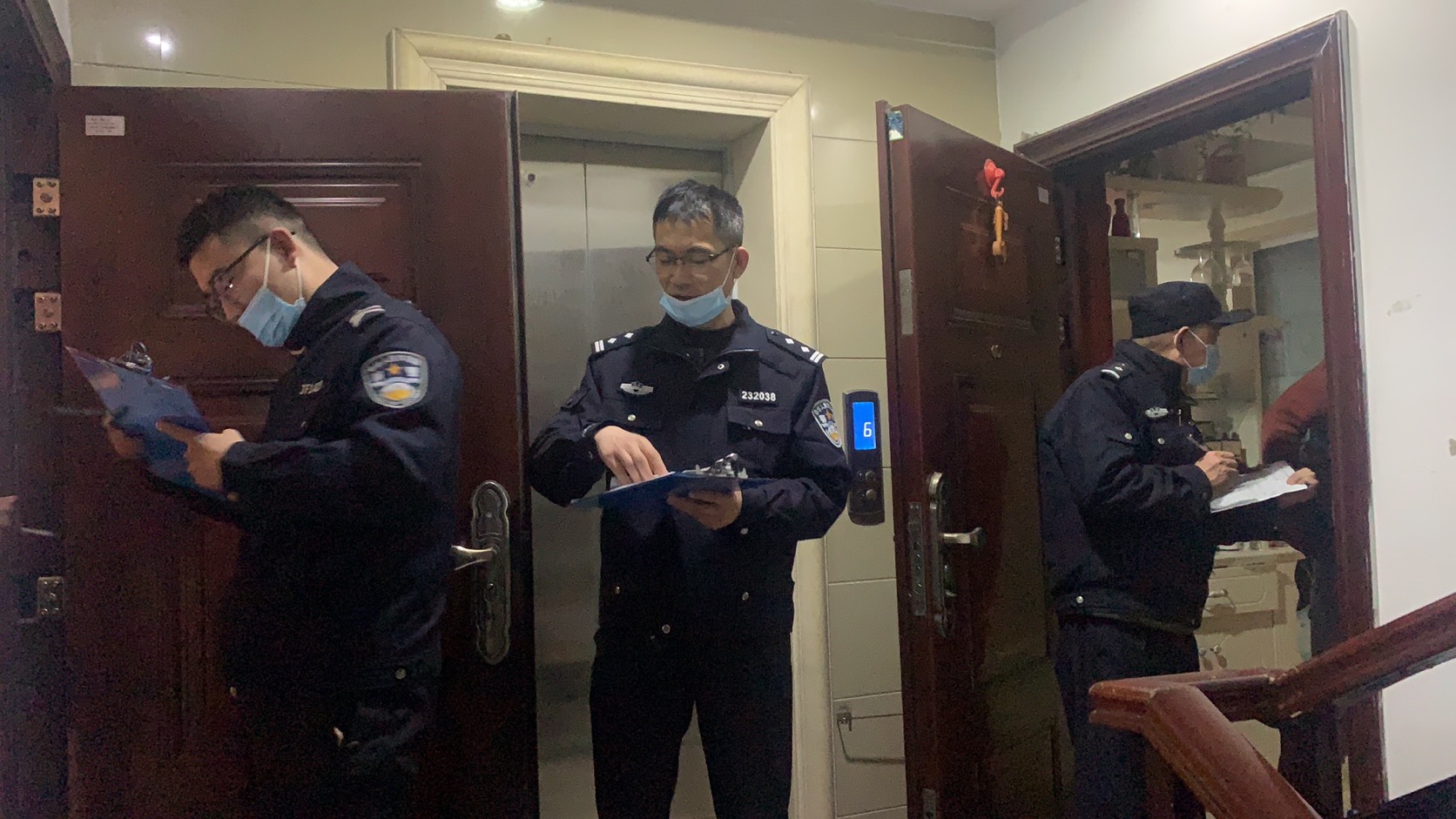 東方帝景城協助民警做好防詐騙宣傳