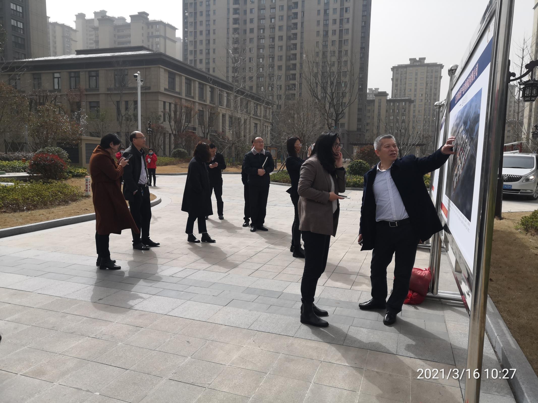 邳州市曹市長率團來趙壩安置房 召開現場觀摩會